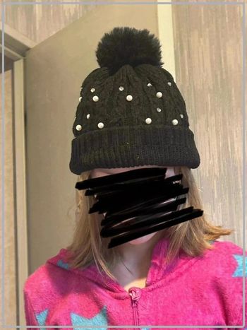 Bonnet à pompons et grosse perle