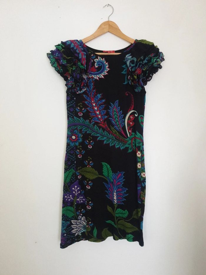Robe élégante manches frou frou