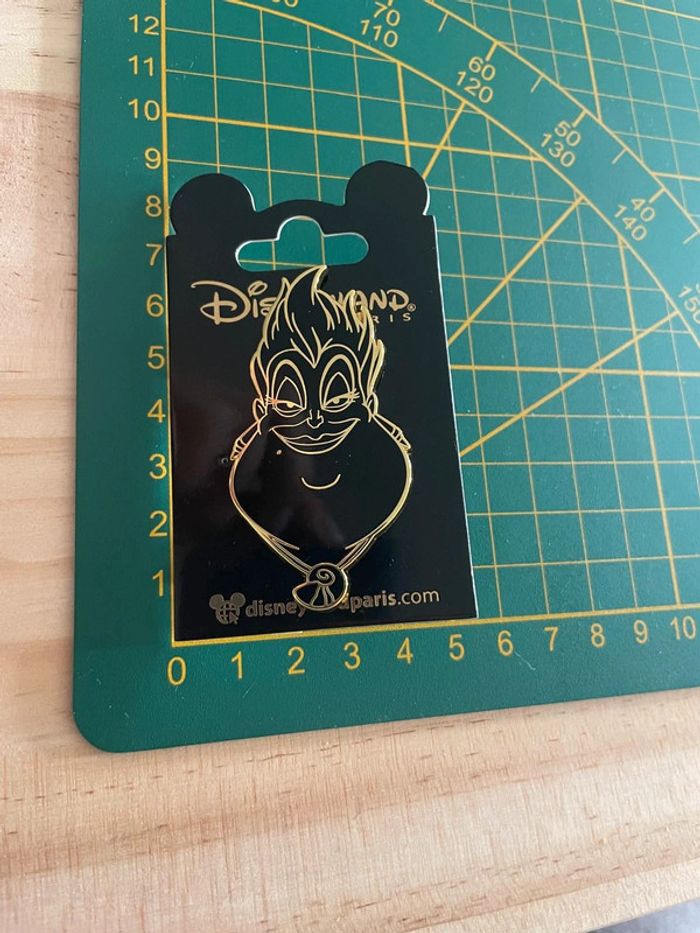 Pin's Disney Ursula - La Petite Sirène - Disneyland Paris - photo numéro 3