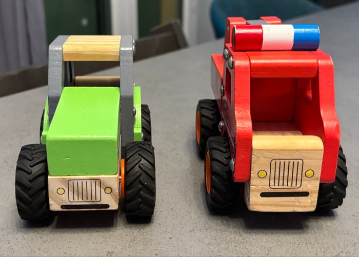 Lot de deux véhicules en bois - photo numéro 2