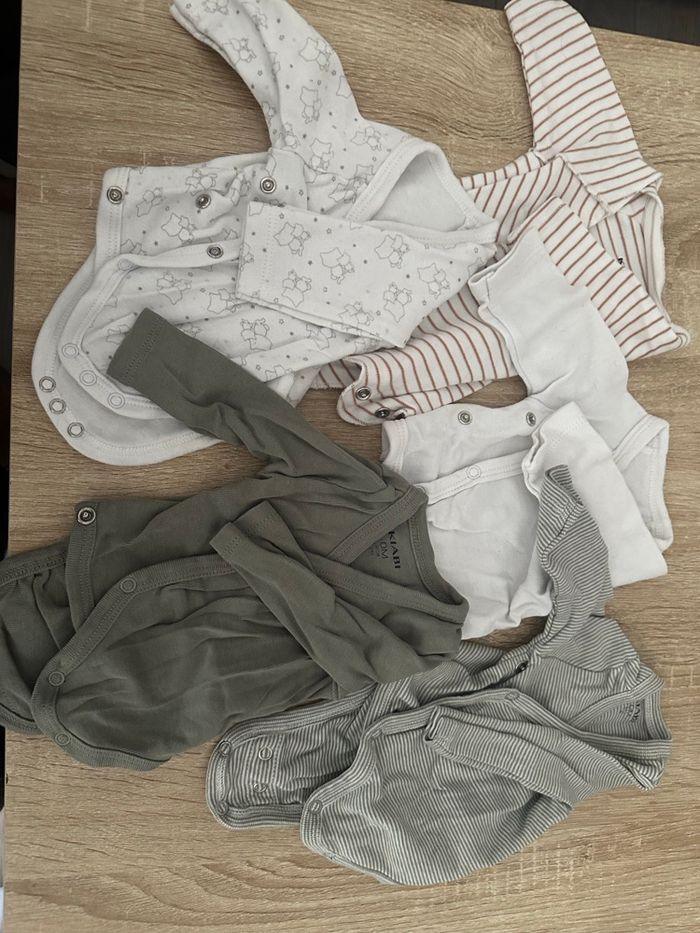 Lot vêtements naissance et un mois 109 pièces - photo numéro 4
