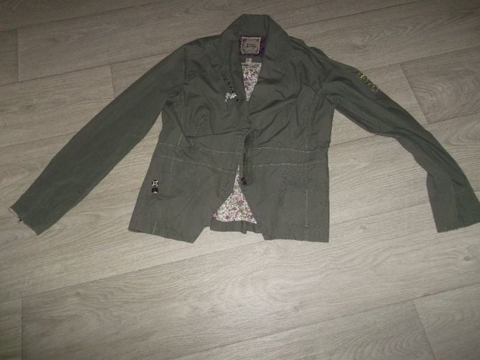 Veste LA MODE EST A VOUS, kaki avec des breloques en déco 40 TBE