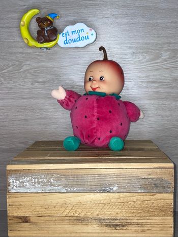 MND06 doudou poupée fraise 🍓 Mundia