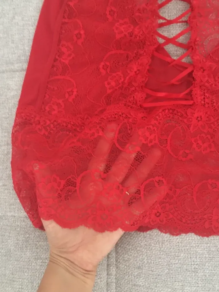 Nuisette courte rouge dentelle voile et dos nu - photo numéro 6