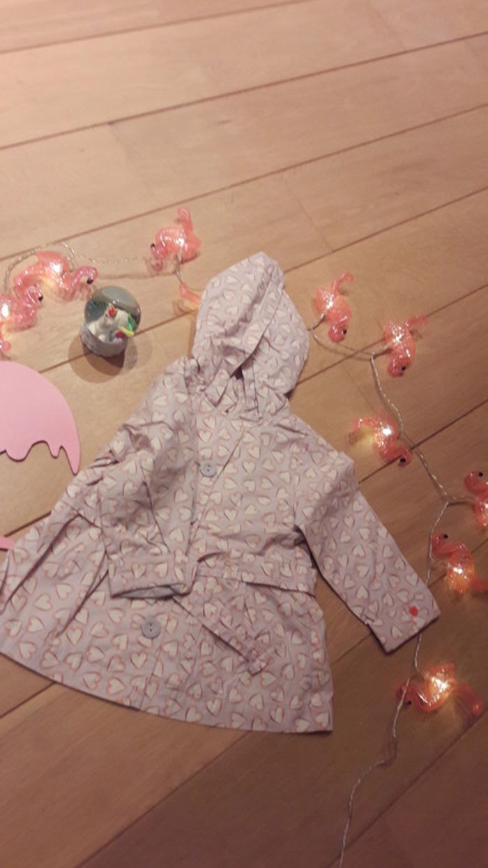 Imperméable motif coeurs.