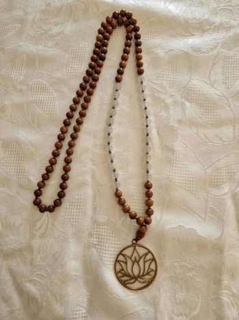 Mala bois et quartz rose avec logo lotus