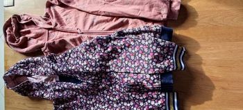 Sweats à capuche kiabi et lili Marelle 12 ans 10 euros les 2