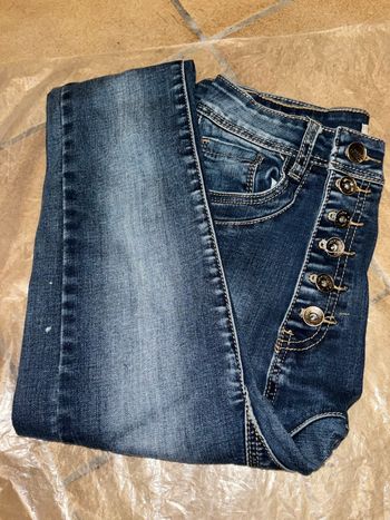 Jeans bleu à boutons