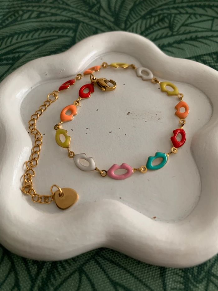 Joli bracelet bouches / lèvres multicolores en acier inoxydable doré - photo numéro 4