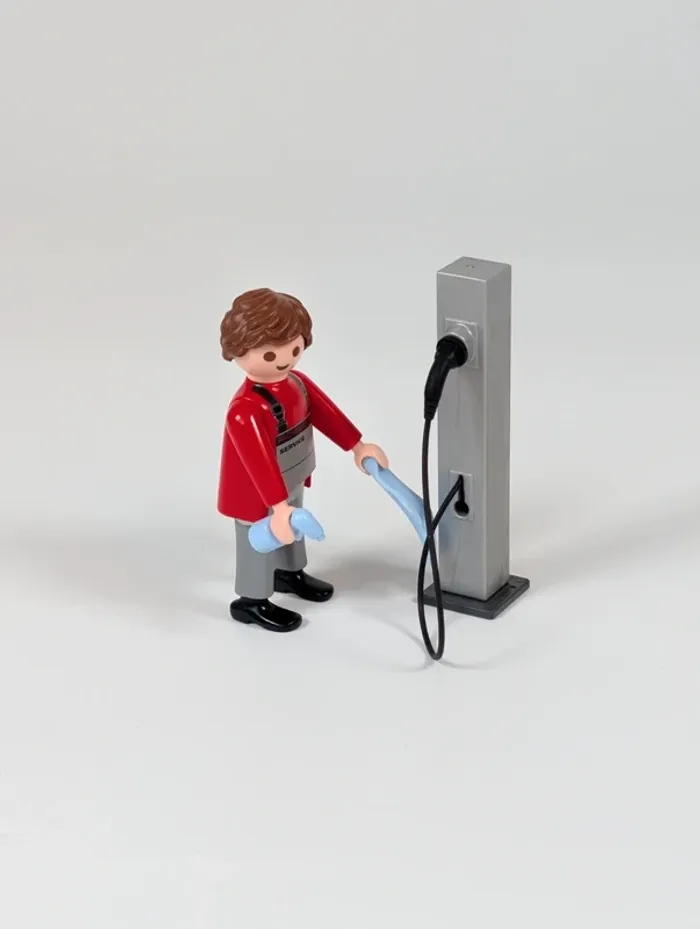 Borne de recharge Porsche avec personnage - photo numéro 4