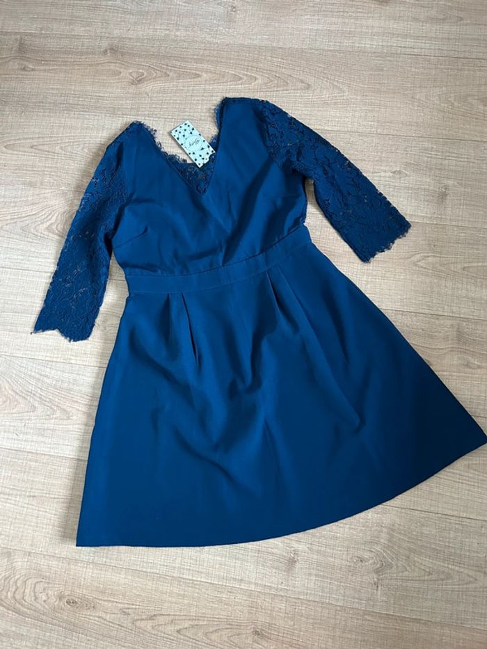 Robe bleue marine neuve avec dentelle Betty London taille L - photo numéro 11