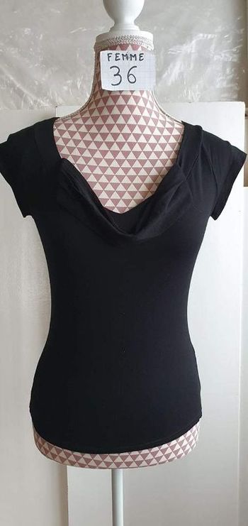 Tee-shirt, noir, col V avec bandelette déco, en très très bon état, viscose et elasthanne, marque La