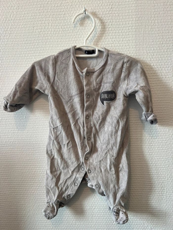 Pyjama croisée 3 mois en Très bonne état.