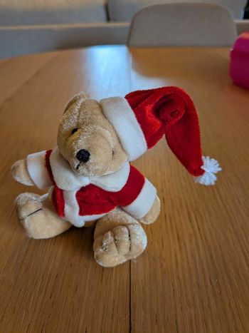 Petit ourson de Noël. Hauteur 12 cm