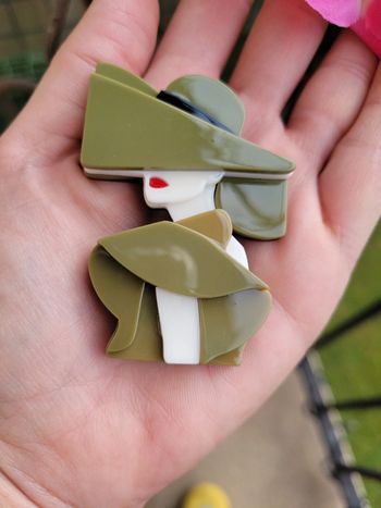 Broche dame kaki et son chapeau