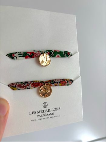 Bracelets en tissu avec médaillon doré Sézane