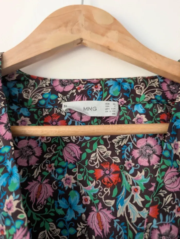 Robe manche bouffante fleurie satiné bleu rose cache-cœur moderne élégante Mango taille 34 - photo numéro 9