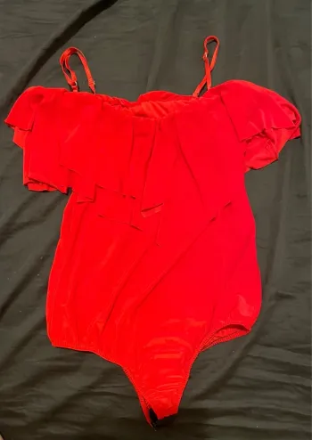 Body rouge à volants – Cinelle Boutique – Taille S – Très bon état