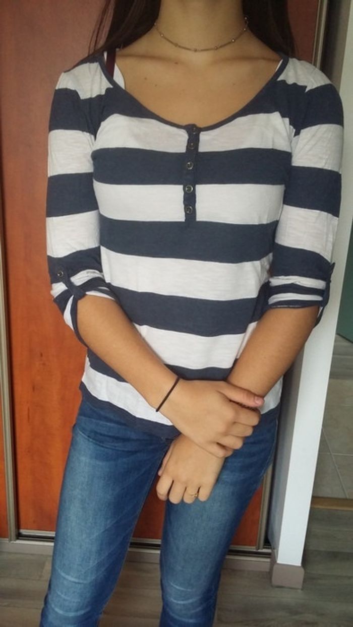 T-shirt rayé bleu et blanc