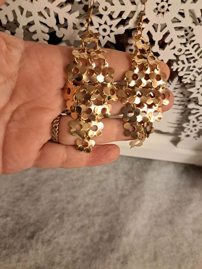 Boucles d'oreilles pendante doré petite fleurs - photo numéro 8