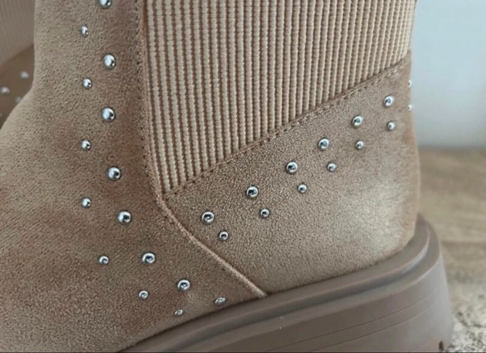 Bottines tendances à clous et élastique VW. - photo numéro 2