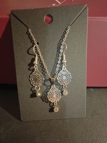 Ensemble collier et boucles d'oreilles pendantes à brillant