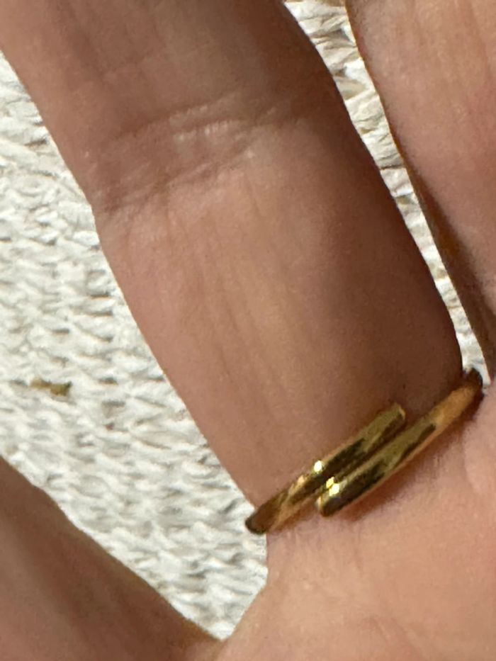 Bague acier inoxydable or réglable gros zircon carré et petits autour - photo numéro 4