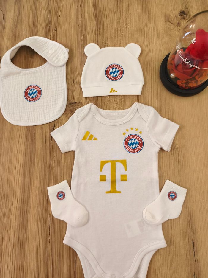 Ensemble bébé style Bayern Munich Body Bonnet Bavoir Chaussettes - photo numéro 3