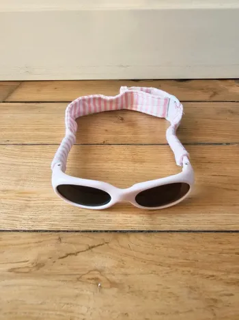Lunettes de soleil bébé fille béaba nourisson 0 à 6 mois rose et blanc bandeau ajustable