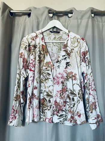 Jolie blouse boutonnée Zara fleurie M col V