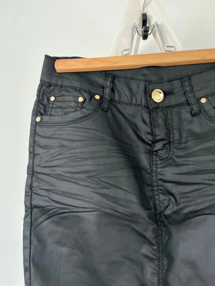 Jupe courte jean similicuir noire effet ciré - photo numéro 2