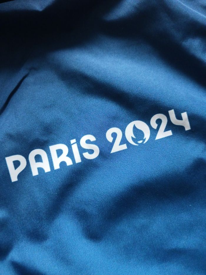 Veste coupe-vent bleu à double fermeture Le Coq Sportif édition Jeux Olympiques Paris 2024 taille M - photo numéro 4