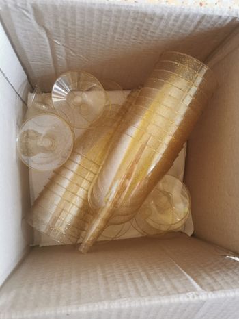 20 verres à pieds doré en plastiques neufs