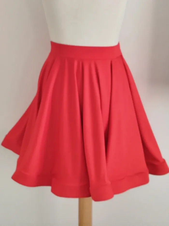 Jupe rouge pour spectacle de danse taille 13-14 ans - photo numéro 2