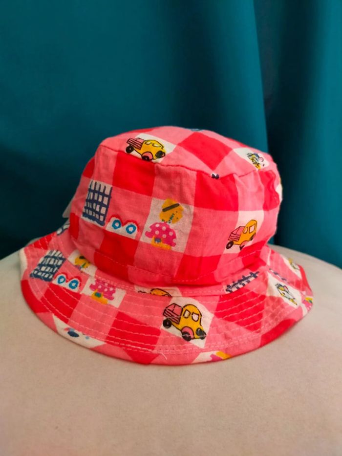 Bob enfant à carreaux rouges & motifs véhicules – Taille 50 cm