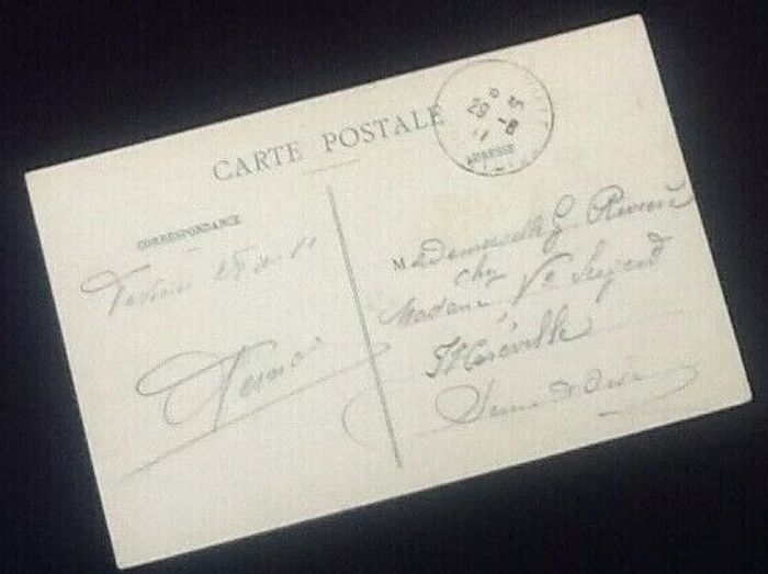 Carte postale ancienne  Favières (Meurthe-et Moselle)  Place du Centre - photo numéro 2
