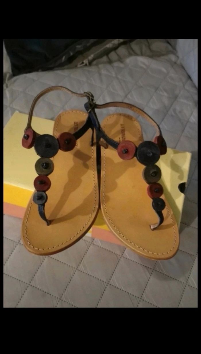 Très jolies Sandales Tropeziennes taille 38.