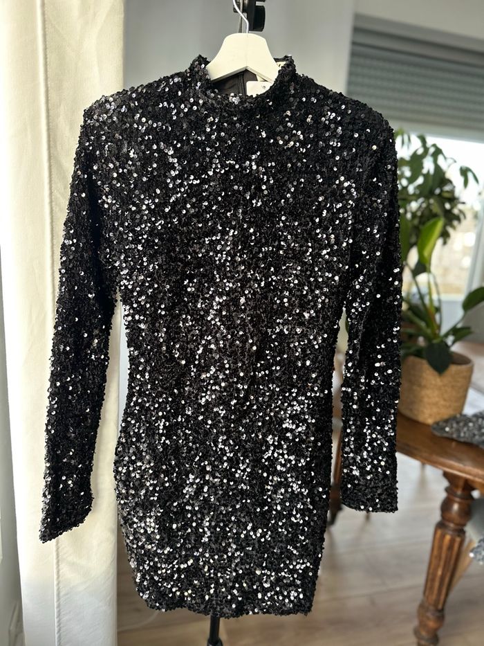 Robe courte sequins noirs pour les fêtes - photo numéro 4