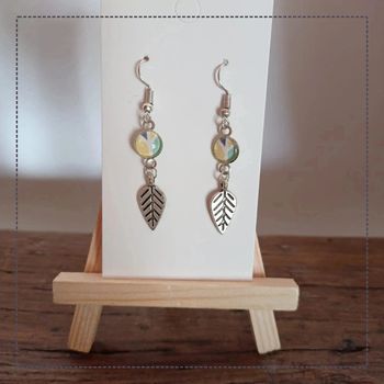 Paire de boucles d'oreilles avec petit cabochon rond, motif géométrique, apprêt feuille