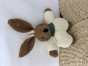 lapin doudou sigikid marron blanc crème vert peluche à grelot 