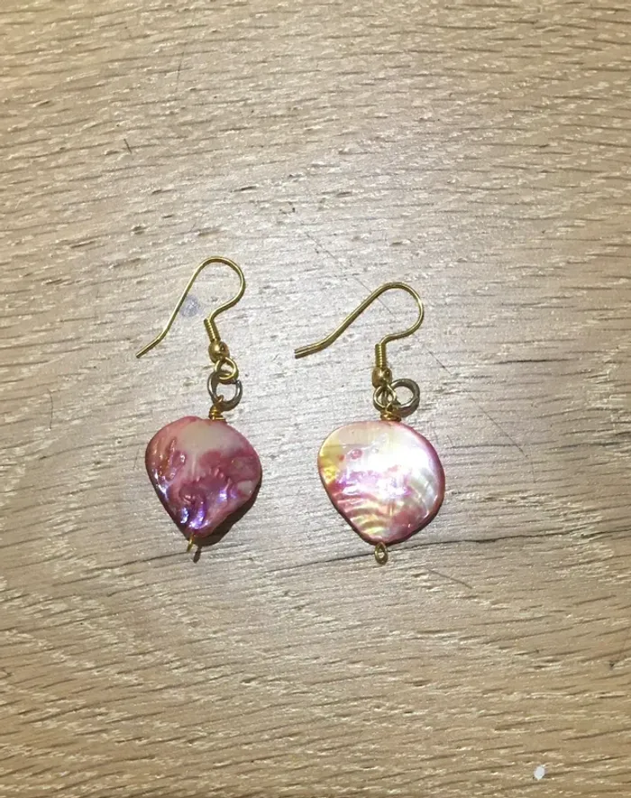 Boucles d’oreilles en nacre rose