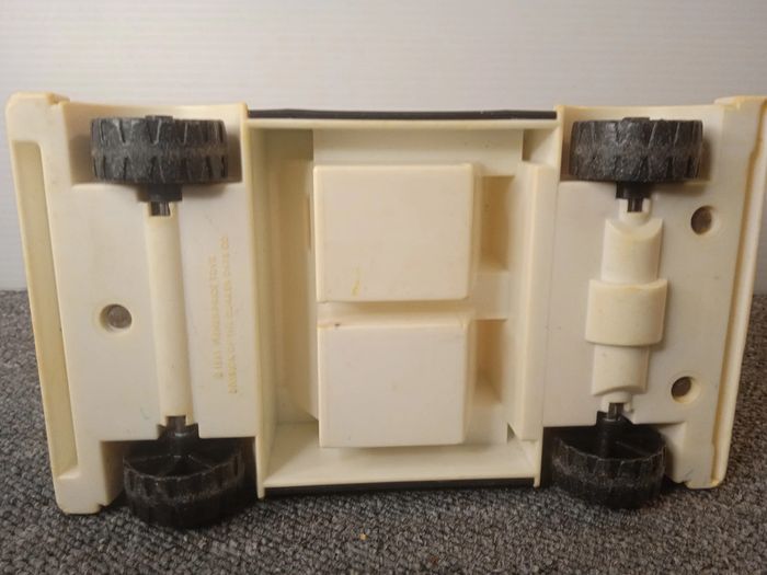 vintage voiture de police fisher price + 2 figurines - photo numéro 3