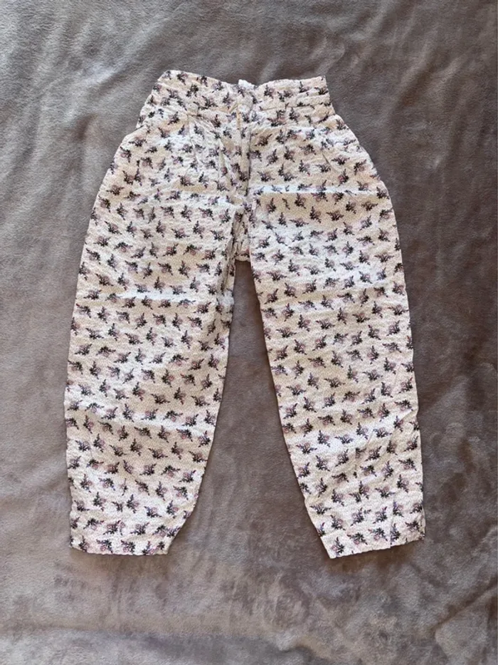 Pantalon fille Zara taille 6 ans fleuri en très bon état. - photo numéro 3