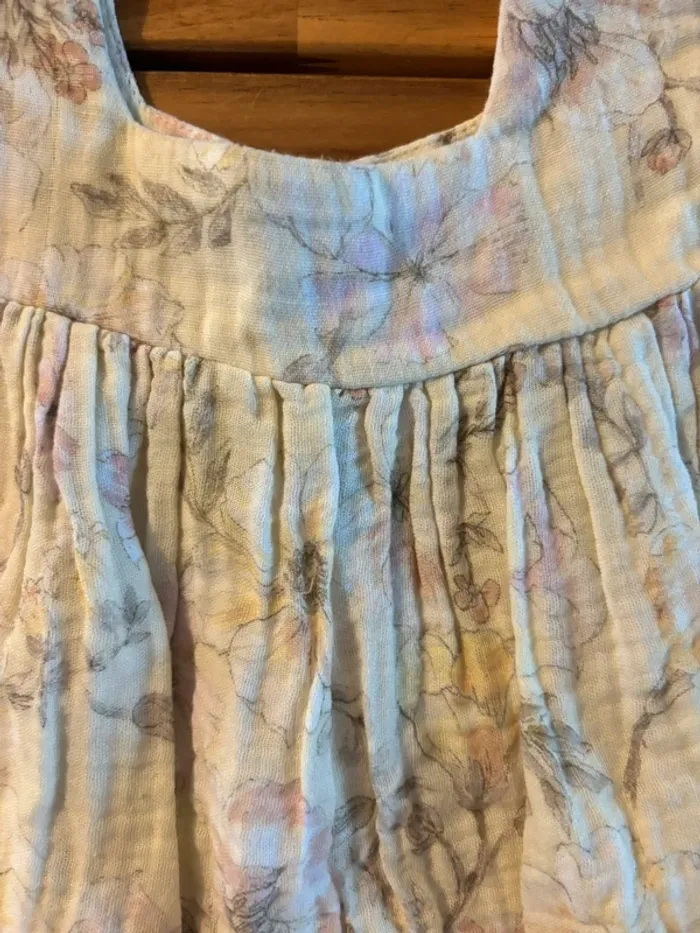 Robe avec fleurs pastel - photo numéro 2