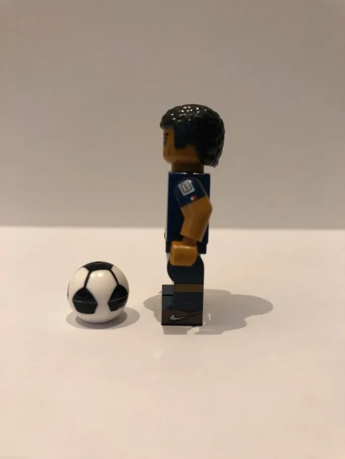 Figurine type lego Killian M’bappé en équipe de France . Footballeur - photo numéro 2