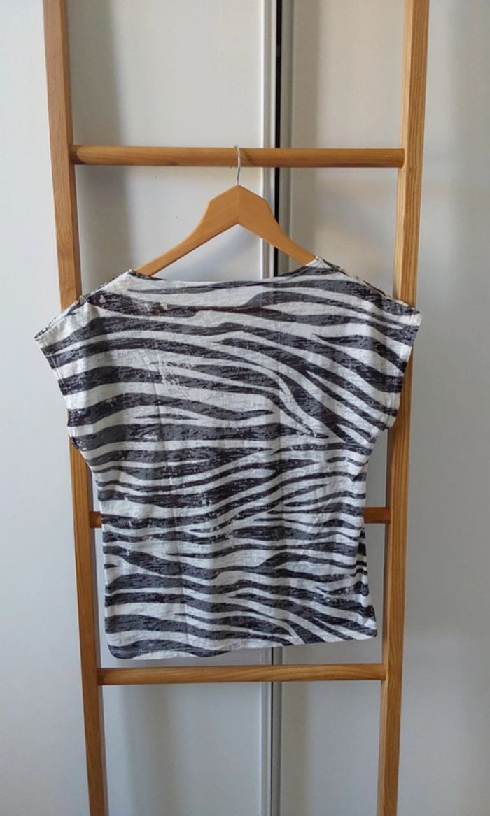 Jolie blouse zébrée noire blanc  argenté  T 38 - photo numéro 7