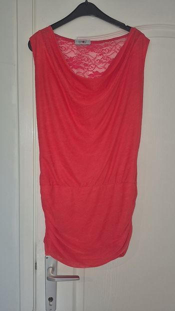 Robe avec dentelle dans le dos