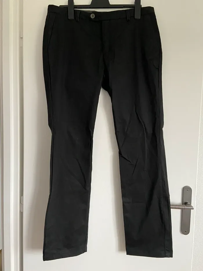 Pantalon noir homme .