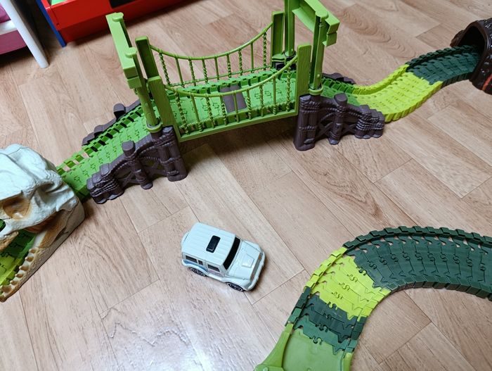 Circuit voiture flexible avec volcan lumineux et fumée - photo numéro 7