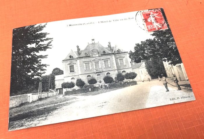 Carte postale ancienne Méréville (Essonne) L' Hôtel de Ville vu du Mail - photo numéro 2
